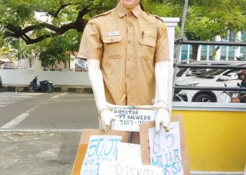Serahkan Boneka Miniatur ke Kejati Maluku, Kimdevits Markus Bertekad Gelar Demo Sampai Benjamin Thomas Noach Dipenjara