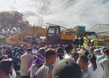 Dua Eksavator  Eksekusi Lahan Di Jalan Jenderal Sudirman.