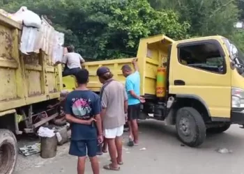 Mobil Truk Sampah dan Truk Batu Bertabrakan dan Nyaris Terbalik Timpa Rumah Warga Arkes Skip