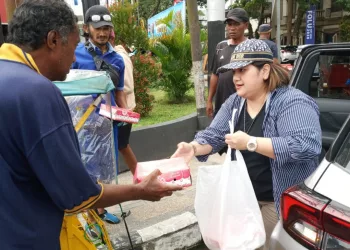 Rayakan HUT, PT AIS Gelar Baksos dan Pembagian Ratusan Paket Makanan ke Tukang Becak di Ambon