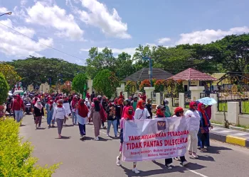 Ratusan Ibu-ibu Demo Mapolres SBT Minta Pelaku Pelecehan Siswi MTs Ditangkap