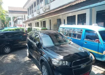 Lahan Parkir Pemkot Ambon “Disesaki” Mobil Angkot Tak Bersurat Lengkap