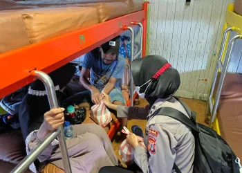 Personel Bidhumas Polda Maluku Berbagi Takjil Kepada Masyarakat