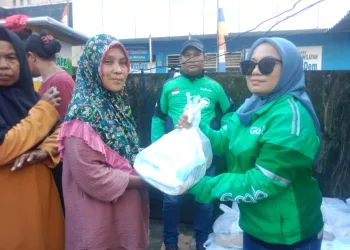Ojol Ambon dan Srikandi Grab Salurkan 52 Paket Sembako ke Korban Kebakaran Belakang Kota