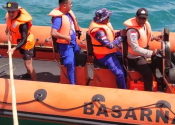 Warga Allang Jatuh dari Tebing Karang, Masih Dicari Tim SAR.