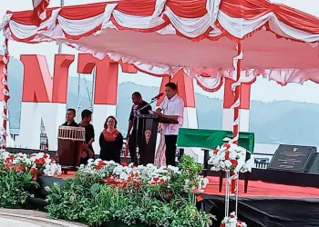 Penjabat Walkot Ambon Tandatangani BAST Pengelolan Aset Permukiman Kawasan Kumuh Pantai Wainitu 