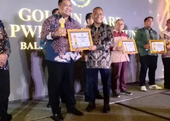 Penjabat Walikota Ambon dan Ketum KONI Kota Ambon Raih “Golden Award” SIWO PWI Pusat Tahun 2023