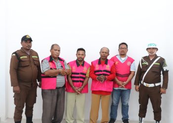 Tim Penuntut Umum Kejari MBD Menyerahkan Empat Tersangka Korupsi DD/ADD Desa Watuwei