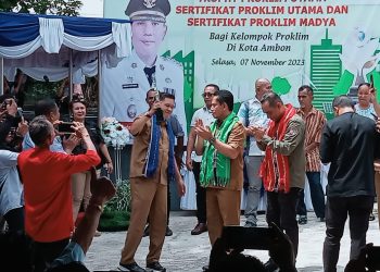 Penjabat Wali Kota Ambon Menyerahkan 9 Tropi Sertifikat Proklim Utama
