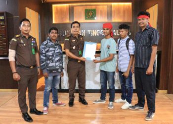 IPPMN Ambon Unjuk Rasa Minta Kejati Maluku Mengusut Dugaan Korupsi Anggaran Pembangunan Jalan Kairatu ke Hunitetu