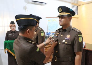 Asisten Pembinaan Kejati Maluku Lantik Dua Pejabat Eselon IV Kejati Maluku