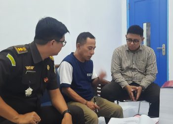 Kejati Maluku Serahkan Barang Bukti dan Bendahara Pengeluaran Setkab SBT ke Kejari SBT