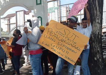 Diduga “Pancuri” Dana Sertifikasi Guru, Penjabat Bupati Maluku Tengah Didemo di Kejati Maluku