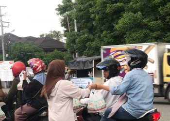 Pemilik Kafe Ujung JMP Berbagi Takjil Bagi Warga Kota Ambon