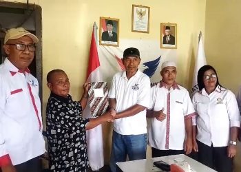 Tim Sahlan Heluth Ambil Formulir Balon Bupati SBB di Perindo