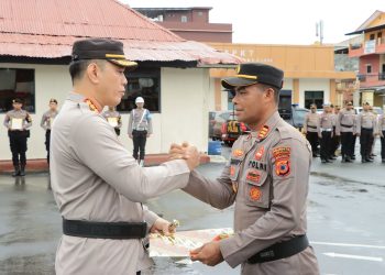 Kapolresta Ambon Memberikan Penghargaan Kepada Kapolsek KPYS dan Anggota Polsek KPYS Ambon