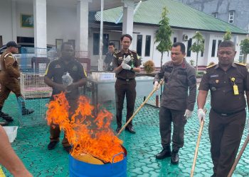 Kejari Aru Musnahkan 42 Barang Bukti Perkara Tindak Pidana