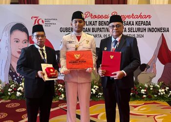 Penjabat Wali Kota Ambon Terima Duplikat Bendera Pusaka Dari BPIP