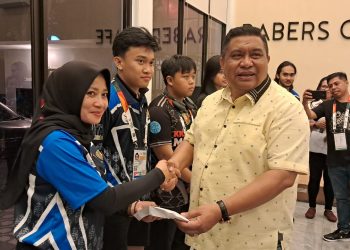 Agus Ririmasse Serahkan Uang Saku ke Atlet dan Pelatih Cabor asal Kota Ambon di PON 2024 Aceh-Sumut
