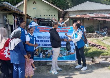 Pemkot Bagi Ikan Gratis Kepada Warga Kurang Mampu Di Kota Ambon