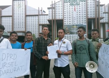 AMAK Demo Kejati Desak Periksa Mantan Ketua DPRD Bursel dan 19 Anggota Periode 2019