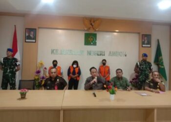 Tiga Tersangka “Pancuri Kepeng Negara” di SMPN 9 Ambon Dijebloskan ke Bui, Kepseknya Dijemput Paksa Jaksa dan Sejumlah Personel TNI-AD