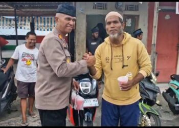 Kapolsek Nusaniwe Bagi Takjil ke Jamaah Air Salobar