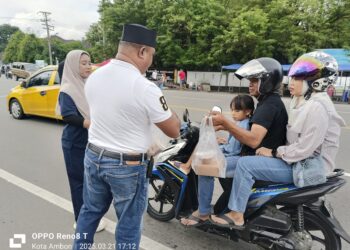 Cafe Ujung JMP Ambon Berbagi Makanan Berbuka Puasa, Levi: Ini Sudah Jadi Agenda Rutin Kita