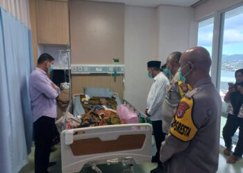 Kapolresta Ambon Dampingi Bupati Malteng Besuk Warga Kailolo Korban Dugaan Laka Lantas