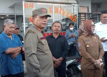 Pemkot Ambon Bersama TNI – Polri Tertibkan Pedagang Pasar Mardika