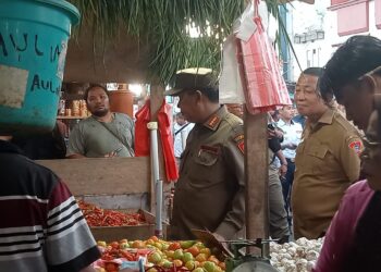 Wattimena Pimpin Tertibkan Pedagang di Pasar Mardika, Sekaligus Memantau Harga Bahan Pokok