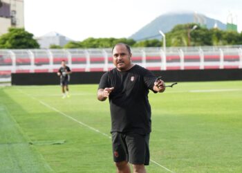 Imran Nahumarury Raih Penghargaan Pelatih Terbaik Liga 1 April 2025