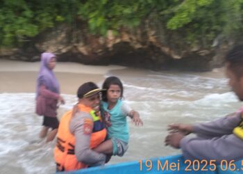 Akibat Diterjang Gelombang Tinggi Satu Keluarga Terdampar di Pulau Talang Buru Selatan