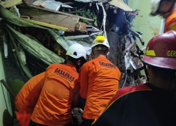 Tim SAR Gabungan Evakuasi Dua Warga Desa Galala Tertimbun Longsor