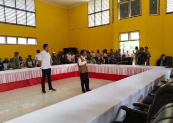 Ratusan Warga Protes Kebijakan Bupati SBB Hentikan Aktivitas PT SIM