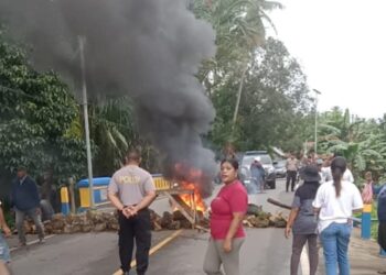 Diduga Belum Dapat “Fee”, DPRD dan Bupati SBB Cabut Izin PT SIM, Tiga Negeri di SBB Blokade Jalan