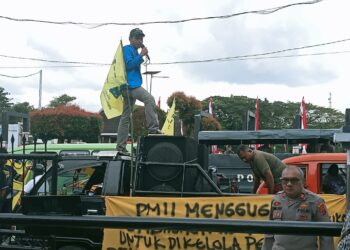 Gelar Demo Damai di PN Ambon, Mahasiswa Islam Protes Putusan Hakim Dedi Sahusilawane