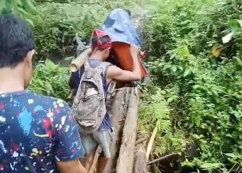 Bupati SBB Jangan “Tutup Mata”, 80 Tahun Warga Elpaputih Hidup Sengsara, Orang Sakit dan Bumil Ditandu 30 Kilometer ke Puskesmas Terdekat