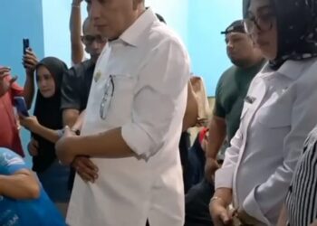 Walikota Bodewin Wattimena Didampingi Wakil Walikota Tinjau Korban Kebakaran Batu Merah