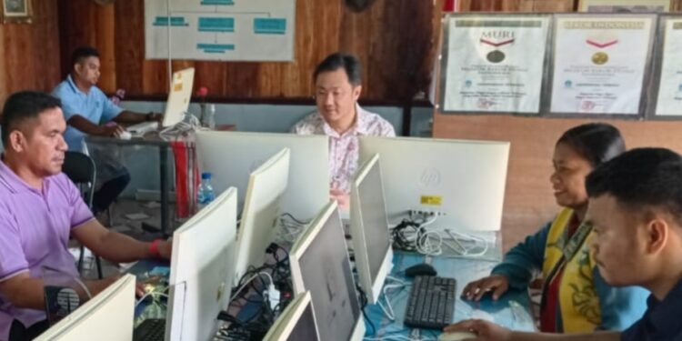 Foto : Bupati KKT, Ricky Jauwerissa Saat Mengikuti Ujian di Kantor SALUT