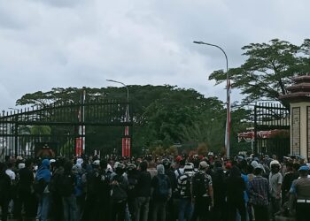 Masa Aksi Mulai Demo di Depan Markas Polda Maluku