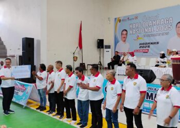 Gubernur HL Serahkan Bonus ke Atlet, Pelatih dan Pembina Olahraga Maluku