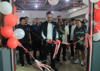 Gubernur HL Resmikan Lapangan Tenis Indoor Tapal Kuda
