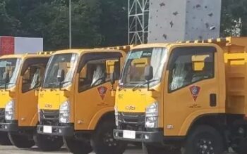 Mengoptimalkan Pengelolaan Kebersihan Kota, Wattimena Resmi 9 Unit Truk Mobil Pengakut Sampah