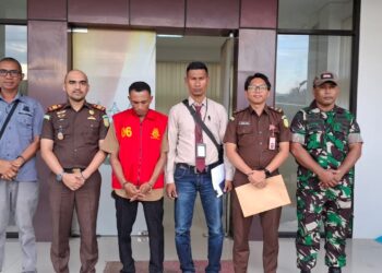 “Pancuri Kepeng” Desa Rp 1,5 Miliar Lebih , Jaksa di Geser (Seram Timur) Borgol dan Tahan Kades Kota Siri