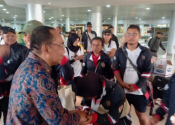 Kadispora, Perkemi dan KONI Maluku Jemput Kedatangan Tim Kempo dan Pencak Silat di Bandara Pattimura Ambon