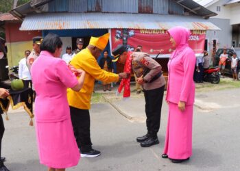 Kapolres Tual AKBP Whansi Des Asmoro Disambut Adat Kei Saat Tiba di Kota Tual
