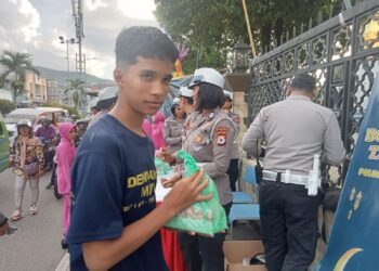 Polantas Polda Maluku menyapa Berbagi Takjil Kepada Masyarakat