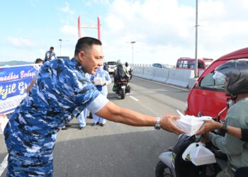 Lanud Pattimura Bagikan 200 Takjil Gratis di Jembatan Merah Putih