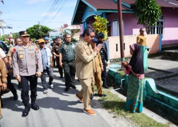Gubernur HL Menyusuri Pelosok Maluku Damaikan Warga